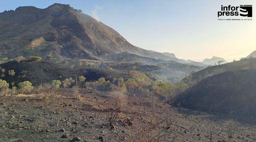 Santa Catarina: Bombeiros combatem incêndio com vários focos activos em Achada Grande (c/áudio)