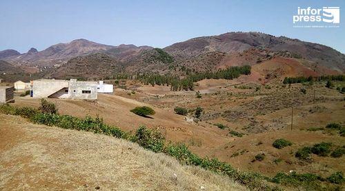 Porto Novo/Planalto Leste: Jovens voltam a pedir retoma das obras da placa desportiva