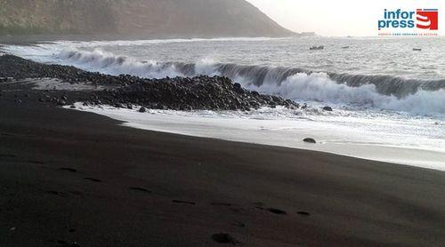 Porto Novo/Mar Bravo: Relativa acalmia na baía do Tarrafal de Monte Trigo depois de alguns dias agitados    