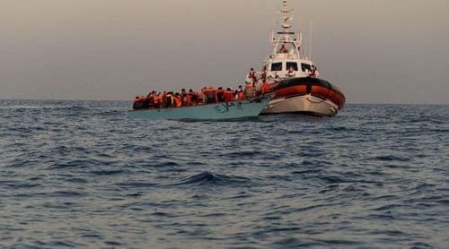 Autoridades espanholas resgatam 136 pessoas ao largo das Canárias