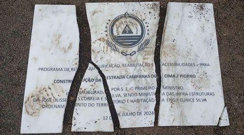 Fogo: Desconhecidos vandalizam placa menos de 24 horas após descerramento