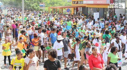 Porto Novo/Carnaval: Jardins e escolas levam multidão às ruas no segundo dia dos festejos do Rei Momo