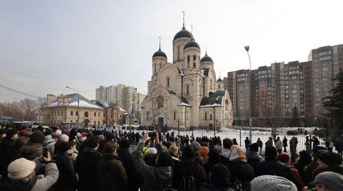 Navalny: Milhares de pessoas desafiam autoridades e assistem a funeral