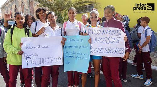 São Vicente: Alunos da Escola Salesiana manifestam-se à frente da Delegação de Educação exigindo descongelamento das notas (c/áudio)
