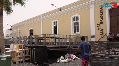 São Filipe: Área VIP à frente da entrada principal impede Casa das Bandeiras de colocar tenda para recepção de convidados (c/vídeo)
