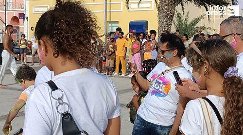 São Vicente: Festival Holi enche Praça Dom Luís de cores e animação