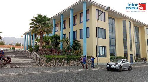 Porto Novo: Edifício dos Paços do Concelho cercado pela polícia