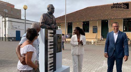 Perpetuada em Santa Catarina memória de Norberto Tavares com busto à frente dos Paços do Concelho
