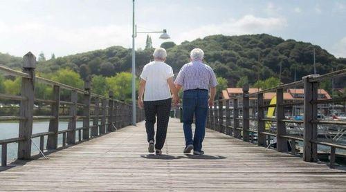 Humanos envelhecem muito em duas fases, aos 44 e aos 60 anos, segundo um estudo