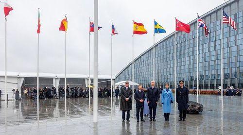 Bandeira da Suécia hasteada em Bruxelas consolida país como 32.º membro da NATO