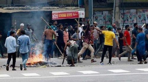 Protestos antigovernamentais no Bangladesh provocaram hoje uma centena de mortos