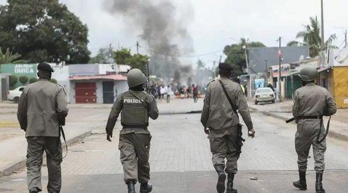 Rasto de destruição em várias artérias centrais de Maputo após horas de confrontos