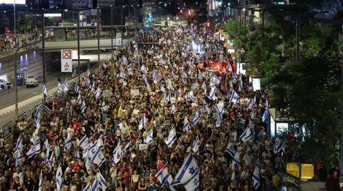 Milhares de manifestantes contra Netanyahu exigem libertação de reféns