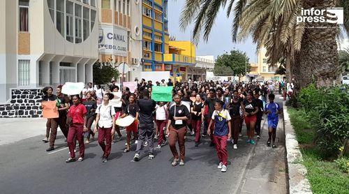 São Vicente: Alunos de escolas secundárias voltam às ruas a pedir melhorias no sistema de ensino e em apoio aos professores