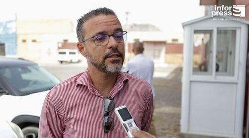 Trabalhadores da Transportes Interilhas de Cabo Verde posicionam-se à frente da sede para exigir seus direitos