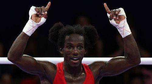 Boxe: David de Pina mostra medalha de bronze na segunda-feira em Portugal