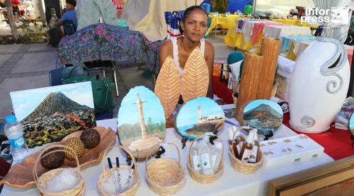 Artesã diz que tem de se deslocar a outros países para adquirir materiais para confecção de peças decorativas