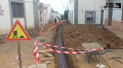 Brava: Moradores da Rua da Cultura apelam a medidas para diminuir o excesso de poeira que tem prejudicado a zona (c/áudio)