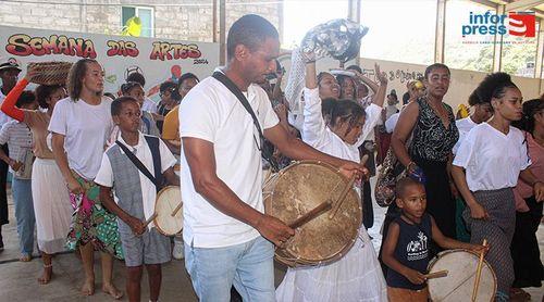 Brava: Jovem cria escola de música para não deixar morrer tradição de tocar tambor (c/áudio)