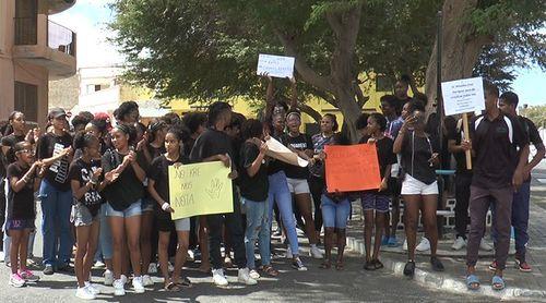 Ilha do Sal: Alunos da EBSOM manifestam-se para reivindicar descongelamento das notas e redução das avaliações