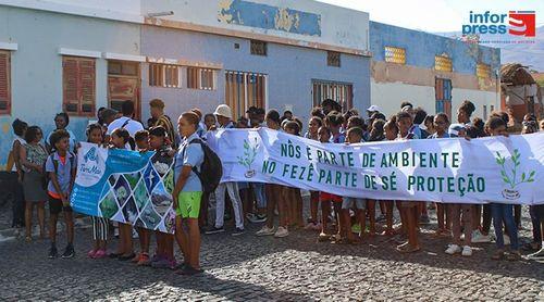 Porto Novo: Alunos marcharam pela protecção ambiente no município