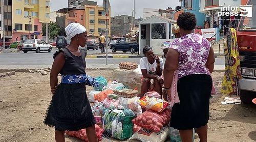Vendedeiras ambulantes do Sucupira revoltadas com a atitude do autarca da Praia (c/áudio)