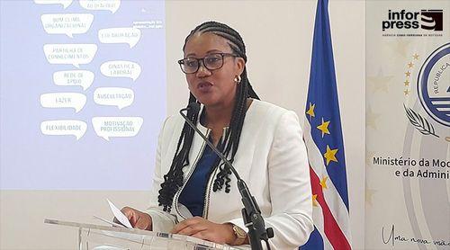 Ministra anuncia linha de apoio a funcionários e agentes da administração pública com problemas mentais e psicológicos