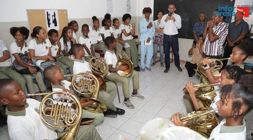 Ministro da Cultura visita aulas experimentais de instrumentos e de canto na Escola Secundária Pedro Gomes