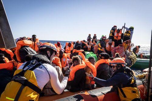 Resgatados 66 migrantes que tentavam atravessar o Canal da Mancha