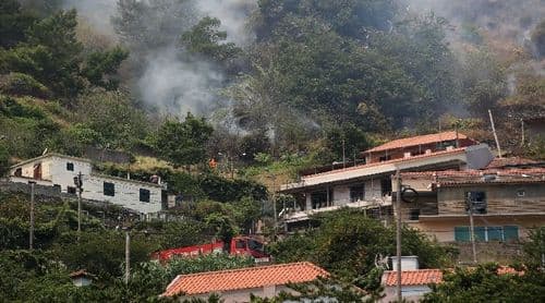 Incêndios/Madeira: Fogo está perto de habitações na Serra de Água e estão a ser retirados moradores