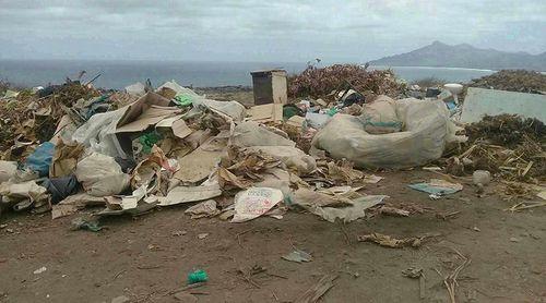 São Nicolau: Moradores de Estância de Brás descontentes com lixeira a céu aberto nas proximidades da estrada de acesso à zona