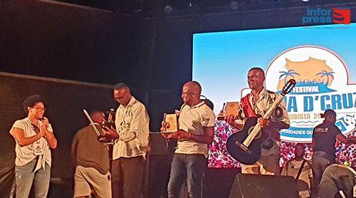 Boa Vista/Festival de Praia D’Cruz: Homenageados Boni e Black presenteados com guitarra e violino