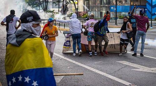 Venezuela: Milhares de opositores reclamam por “verdade” e Maduro mobiliza caravana motorizada