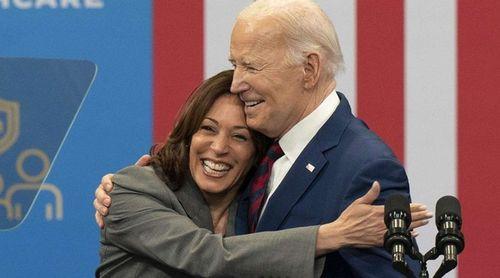 Kamala Harris homenageia Biden em primeira aparição na convenção democrata