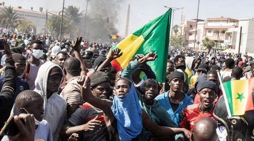 Centenas de manifestantes exigem eleições presidenciais no Senegal em Abril