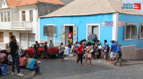 São Filipe: Dezenas de pessoas concentram junto da agência de Atlântico Shipping para “troca de papéis”