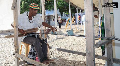 Tecelão com 41 anos de profissão participa da exposição Centenário de Amílcar Cabral