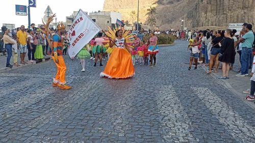 Carnaval/Ribeira Grande: Grupo de animação Mão para Trás deu brilho e folia às ruas de Povoação