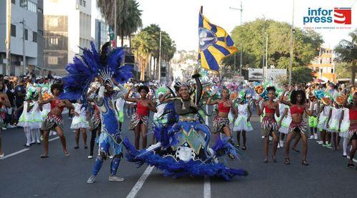 Desfile oficial do Carnaval 2024 da Praia arranca com cerca de  uma hora e quarenta minutos de atraso