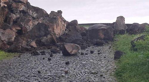 Mosteiros: Desabamento de rocha isola zona norte do município