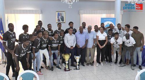 Ilha do Sal: Autarquia distingue e premeia equipa do Académico do Aeroporto do Sal pela conquista do campeonato regional de futebol