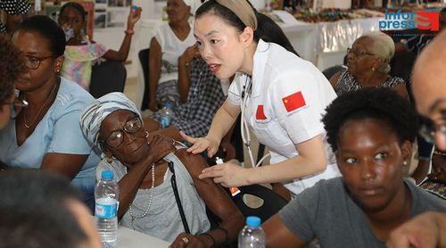 População da Ribeira Grande de Santiago contemplada com feira de saúde no âmbito da missão médica chinesa ao país