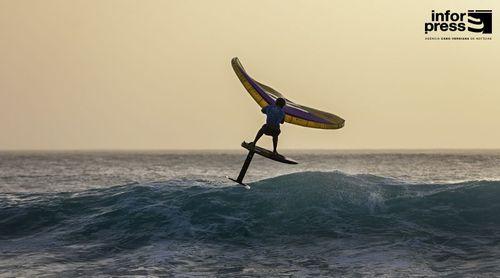 Mundial de Wing-Foil: Campeão do mundo apanhou “um susto” mas já está nas oitavas-de-final