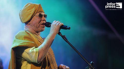 Salif Keita recorda diva Cesária Évora e leva público ao rubro com grandes sucessos da carreira