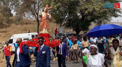 São Salvador do Mundo: Procissão e missa do santo padroeiro levam milhares de fiéis às ruas da cidade de Achada Igreja