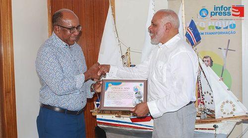 Porto Novo/São João: Artesão oferece navio de São João ao edil Aníbal Fonseca