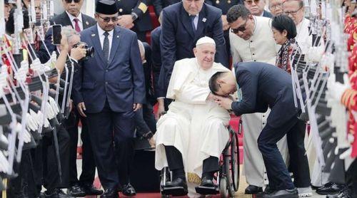 Papa Francisco chega à Indonésia, país com mais muçulmanos do mundo