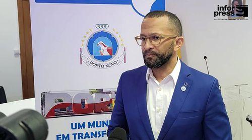 Santo Antão: Abraão Vicente condecora três elementos de Juventude em Marcha com Medalha de Mérito Cultural de 1º Grau