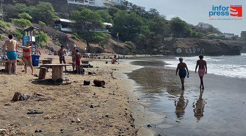 Praia: Nadadores-salvadores apontam dedo a banhistas que "não respeitam sinalização” das bandeiras (c/áudio)