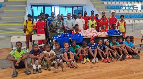 Tarrafal: Escola de futsal Associação Real Tchão Bom El Sonhador recebe das mãos do Pany Varela equipamentos e bolas
